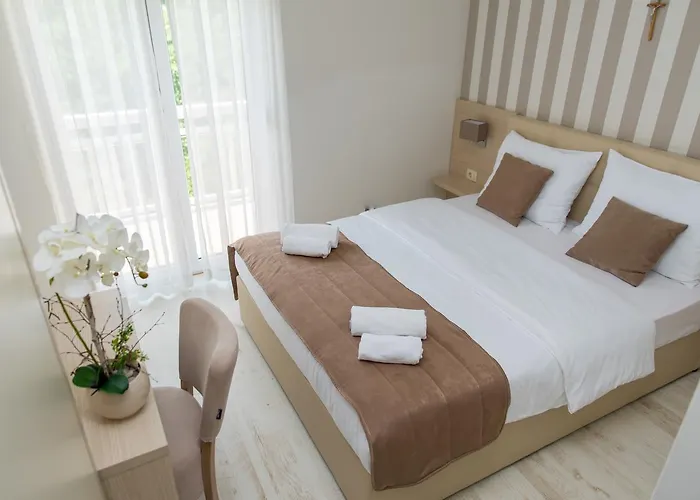 Ellena Bed & Breakfast 3*